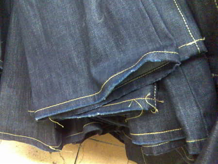 Figure 1.11 Grinding mark in a bottom hem.